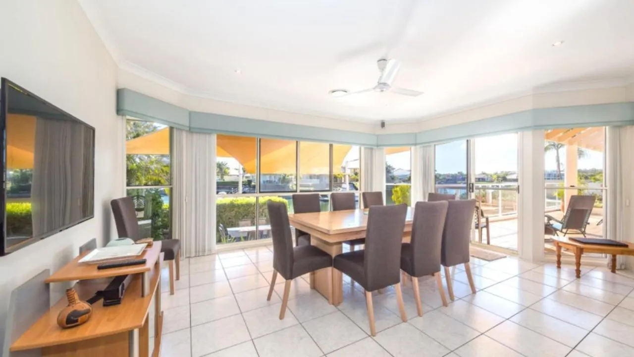 Spacious Canal Home With Pontoon! Banksia Beach Австралия