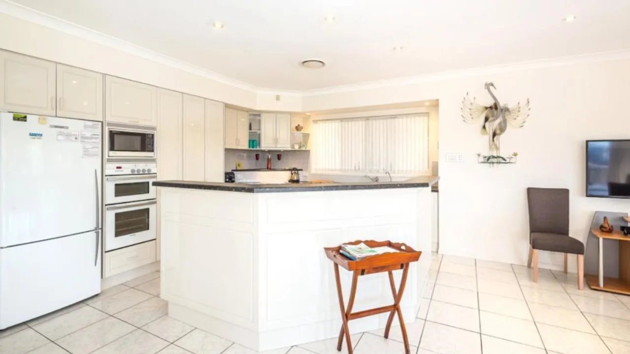 Spacious Canal Home With Pontoon! Banksia Beach 0*,  Австралия