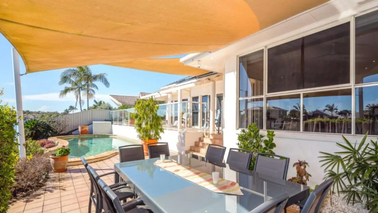 Spacious Canal Home With Pontoon! Banksia Beach Дом отдыха
