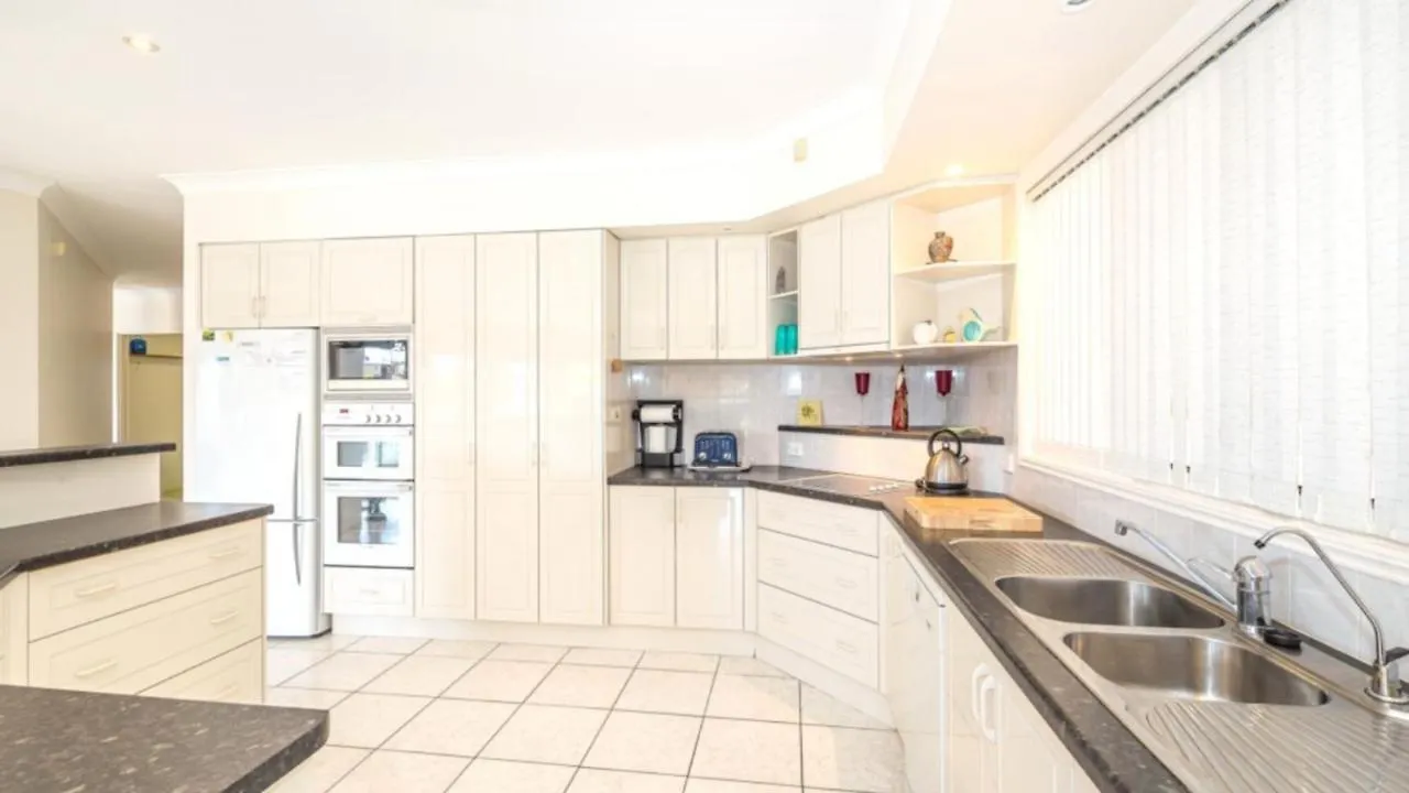 Spacious Canal Home With Pontoon! Banksia Beach Австралия