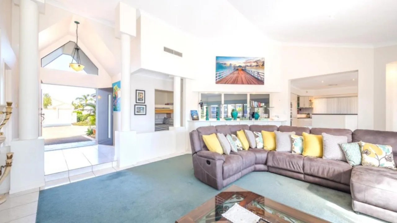 Spacious Canal Home With Pontoon! Banksia Beach 0*,  Австралия