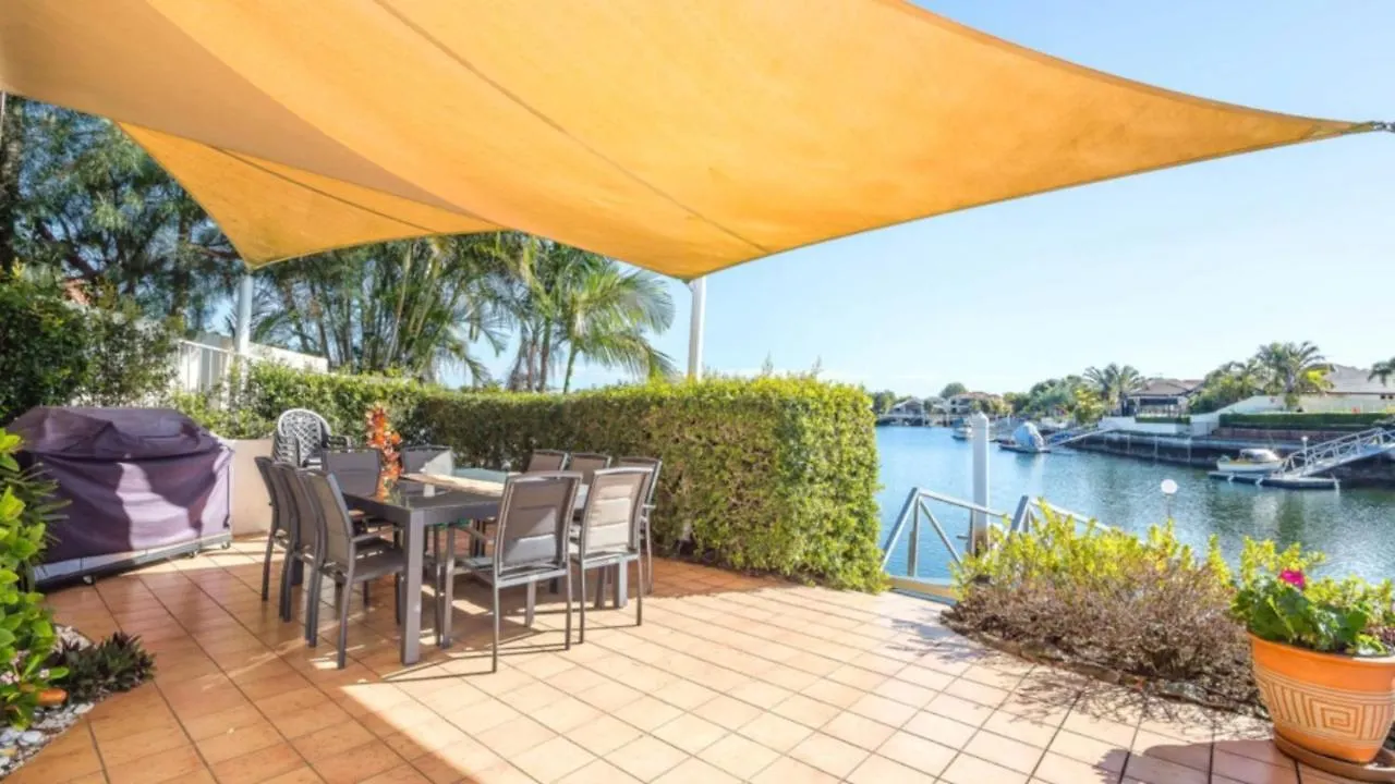 Дом отдыха Spacious Canal Home With Pontoon! Banksia Beach Австралия