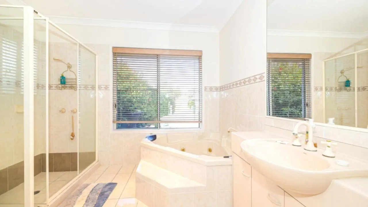 Spacious Canal Home With Pontoon! Banksia Beach Дом отдыха