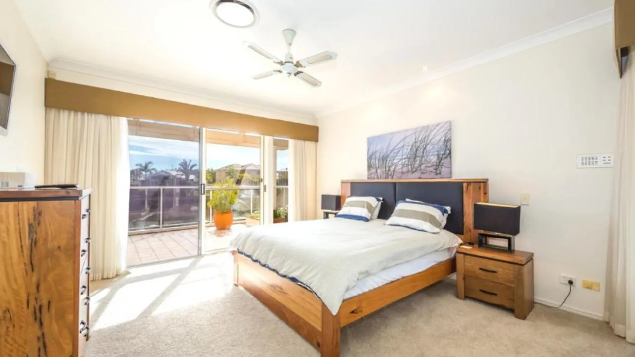 Spacious Canal Home With Pontoon! Banksia Beach